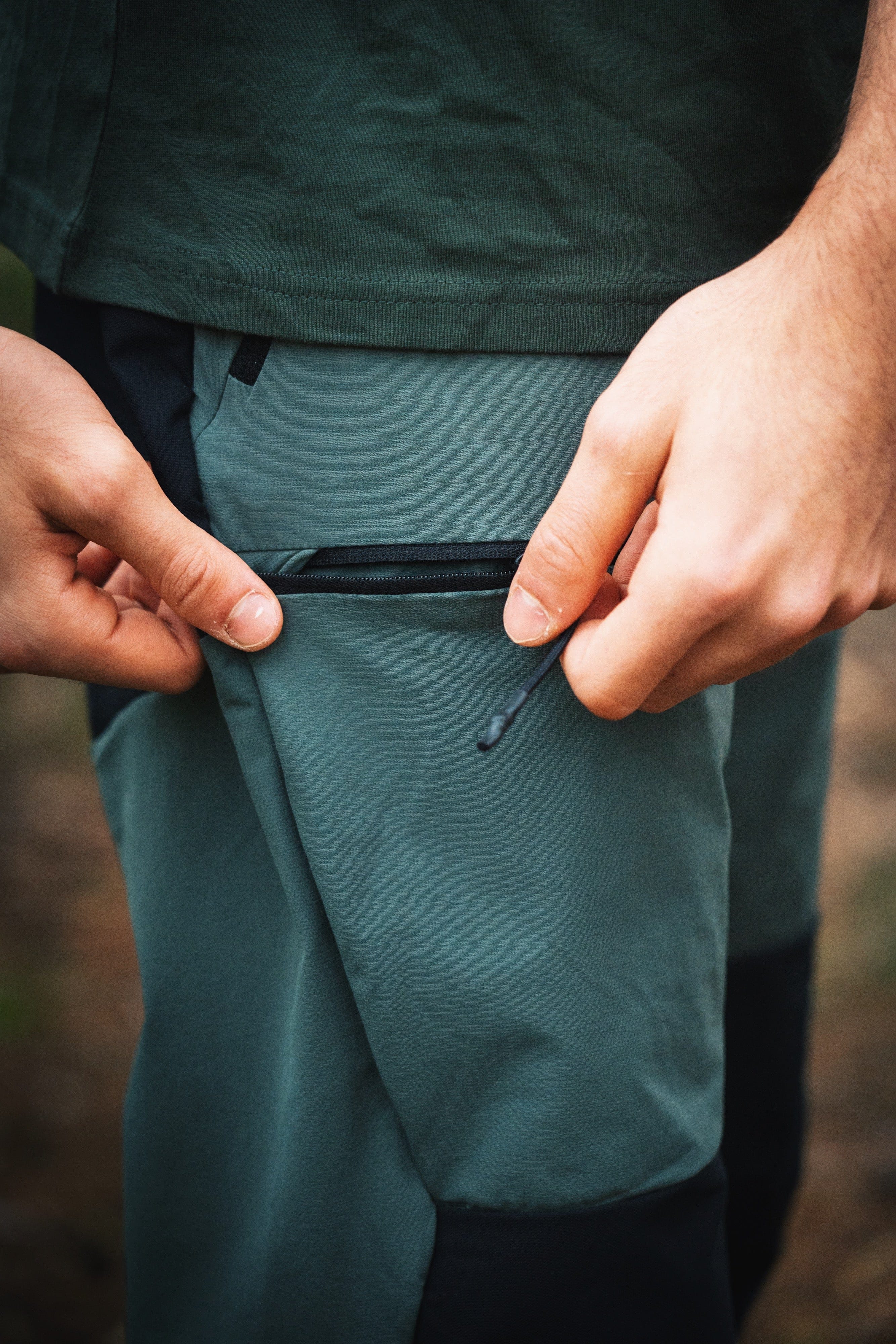 HIKE PANT URBAN GREEN - Image 9