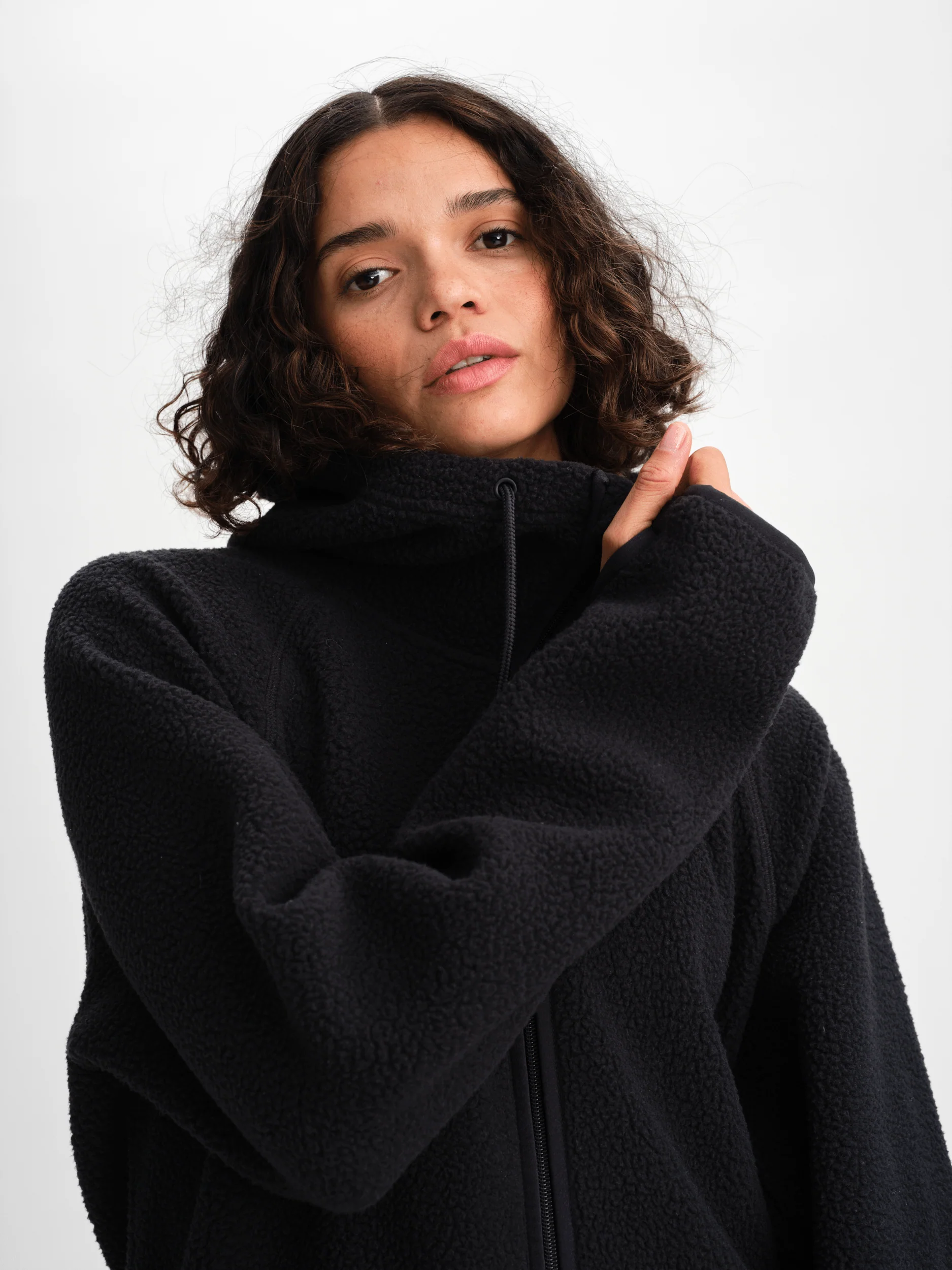 PILE LONG HOOD BLACK - Image 5